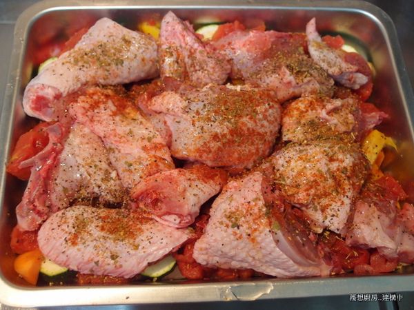 放上雞肉塊, 再均上撒上預留的二匙的義式田園香料,再淋上欖橄油