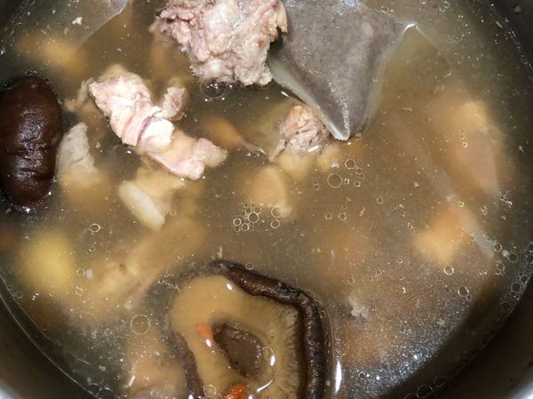 煮熟後將湯上的浮油撈起來。