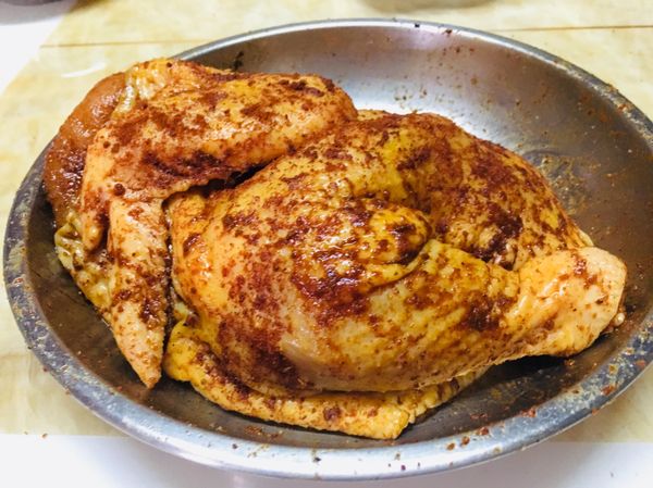 將調味粉和優格抹勻雞身內外面，放進冰箱冷藏過夜。