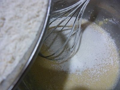 1.酵母加少許溫水(約10CC)拌勻。2.全蛋先打至起泡，加入糖、鮮奶、1.和食用油和事先融化的奶油拌勻。
3.再篩入麵粉，邊篩邊攪拌。