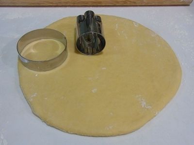 5.擀平後約一公分，如果沒有甜甜圈，可用大、小圓圈模型壓(杯子也可以)