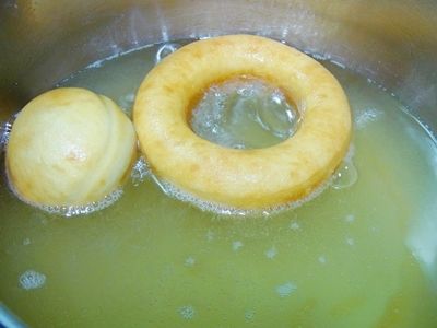 8.先炸一面再翻面炸至兩面金黃