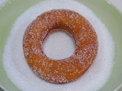 9.趁熱裹一層糖粉或細砂糖