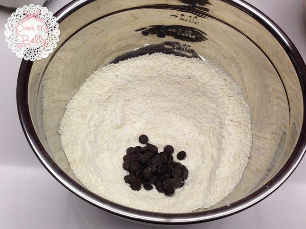 粉類過篩後與糖和巧克力豆拌勻