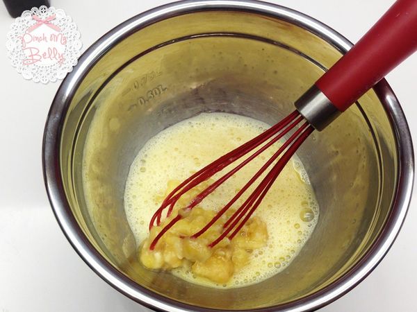 蛋打散後加入香蕉泥與草莓丁拌勻