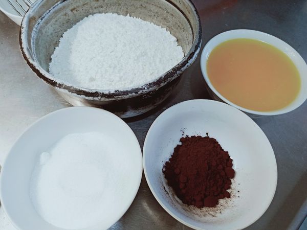 食材都分別秤好，無鹽奶油隔水加熱融化。