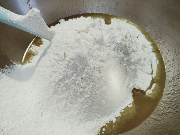 加入過篩低筋麵粉