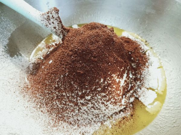 加入過篩可可粉