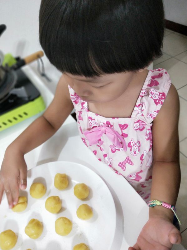 大概能做12-13顆鳳梨酥，分成12等份之後在包入鳳梨餡，就可以用平底鍋加熱囉