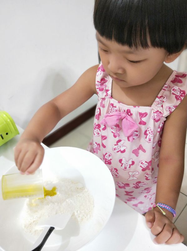 空碗先倒入麵粉和橄欖油，無鹽奶油切小塊一起加進去，用按壓切半的方式攪拌，奶油融合麵粉之後在加蛋，可以成團就能開始分小塊