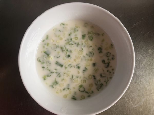 把所有的粉與水先拌勻，然後可以過篩一下才不會有顆粒，篩完後加入蔥花與適量鹽巴備用