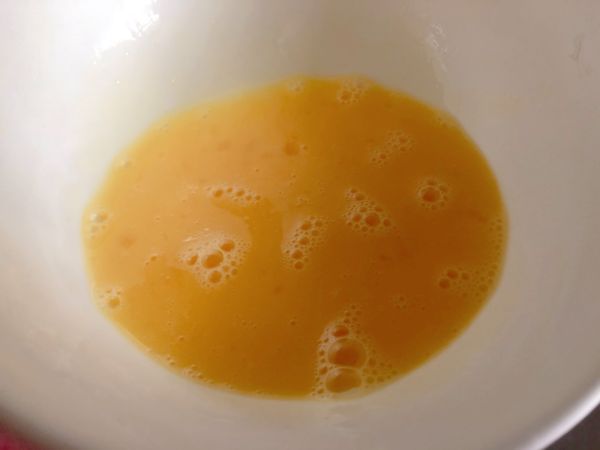 雞蛋打散備用，加入適量鹽巴，因為不想要粉跟蛋口味是分開的，所以兩邊都會撒一點鹽巴，可自行斟酌唷！