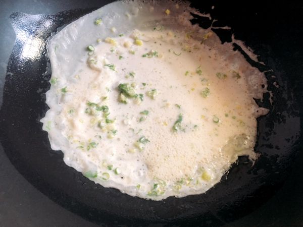 熱過後入油，再倒入粉漿，轉一下鍋子