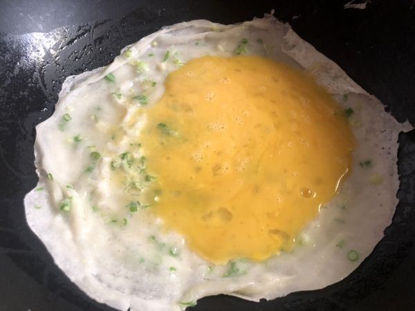 煎到邊邊可以翻起來後，這時喜歡吃恰恰的，可以翻過來再煎，再倒入蛋液，但我懶得翻面就直接入蛋液，這口感吃起來會比較濕潤，外酥內嫩這樣🤣