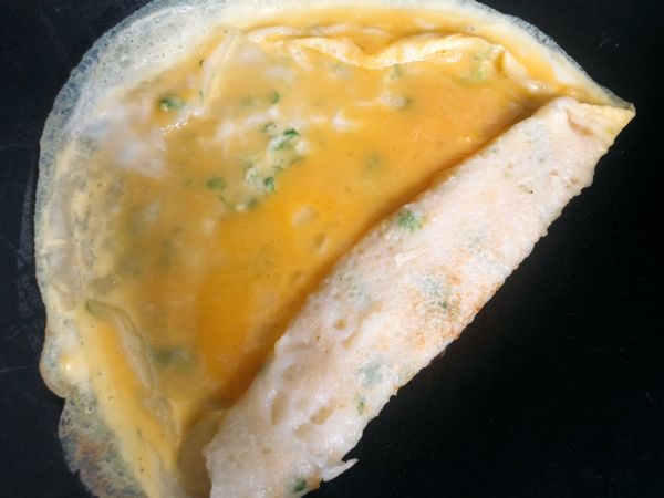 開始慢慢捲，喜歡酥一點就煎久一點，慢慢翻