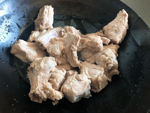 滾水燙過，沖洗雜質