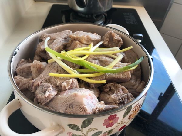 放到要燉煮的燉鍋
備：每種鍋性不同，依自己加燉鍋揮發水份速度調整水量及煮的時間