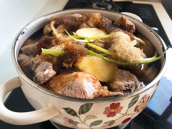 放蔥及
加入全部調味料
醋跟糖1:1，
例如我們這鍋是3碗白醋就要對3碗紅糖
醬油就比較看個人口味，
這是用貴甲萬甘甜，較不死鹹
加了1碗又多一點

開中火煮啦，就讓它滾到收汁，
整鍋排骨表面油亮，醬汁黏稠狀就可以。
燉鍋煮不稠就換到白鐵鍋，揮發水份快，很快會收汁。