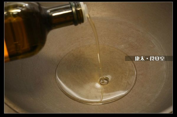 得意的一天橄欖油沒有厚重的橄欖油味，顏色清澈。