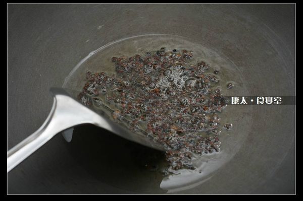 煉花椒油：油燒熱後放入花椒粒，轉中小火小心拌炒，花椒粒顏色轉深即可瀝出。