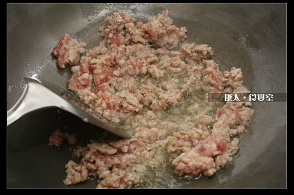 留兩大匙左右的花椒油，中大火炒香豬絞肉。