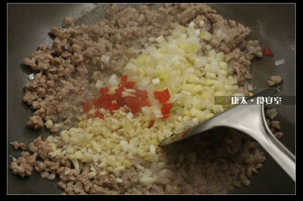 灑入[辛香料]繼續拌炒。