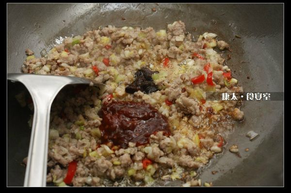 炒至香味出來後放入黑豆鼓、豆瓣醬續炒。