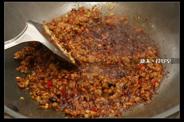 放入糖、醬油、酒續炒至香味飄出。