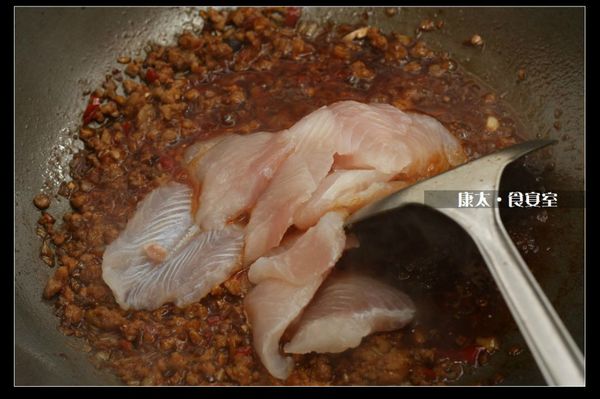 放入魚片拌炒均勻。