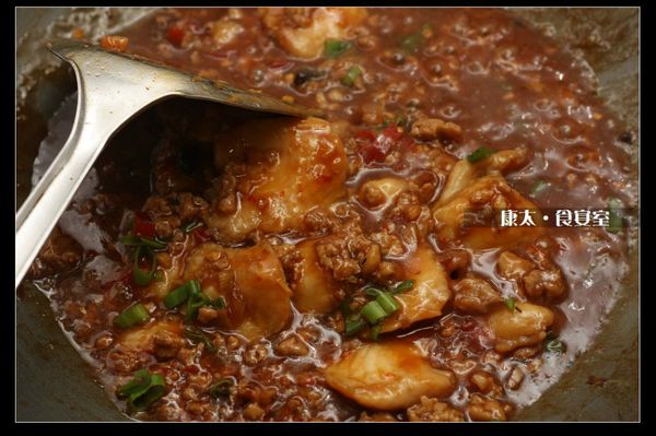 視情況加水調整鹹度，勾薄芡、灑入蔥綠就可以起鍋享用。