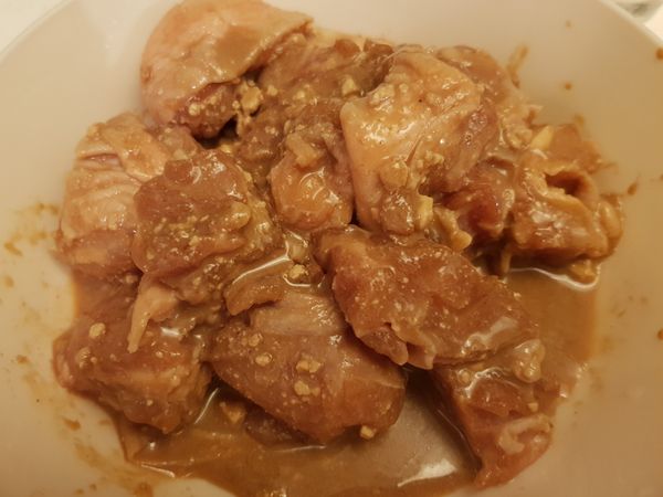 雞腿肉切大約 3-4公分小塊， 將所有醃肉醬料醃入雞塊， 可利用鋼盆或者塑膠袋直接丟入雞塊與醃料， 醃製時間至少5個小時以上。