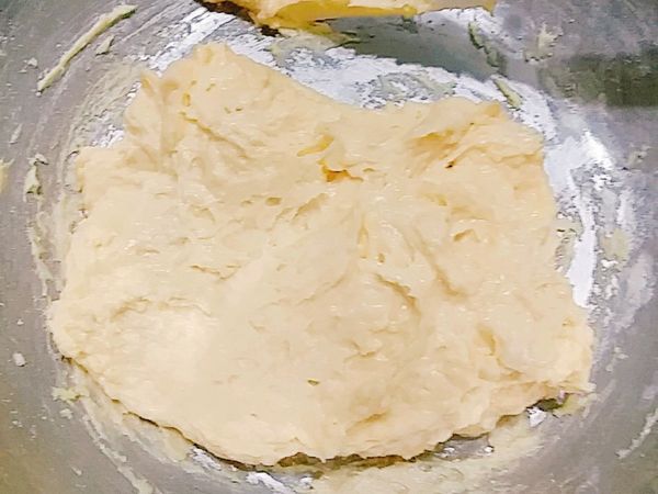 *餅皮
先將奶油打製順滑後加入糖、鹽混勻,再分兩，三次加入雞蛋攪拌均勻後接著過篩粉類混勻成團，無粉粒即可