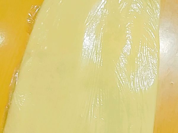 用保鮮膜包好(壓扁成方形) 放入冷藏30分左右

*冷藏是為了麵團更好吸收水分，也要有一定的硬度來包餡