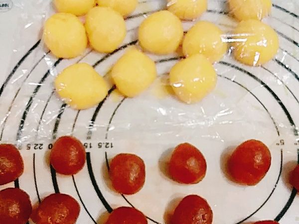 *分割
皮:20g，內餡:15g，共12個，揉圓