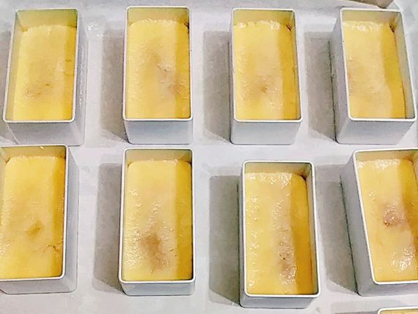 *包餡
餅皮稍微展開、包入內餡、收口捏緊，整形成圓柱體，放入烤盤上壓模

*若會黏手可沾一些手粉(中、低粉即可)
*預熱165/165