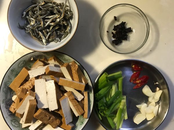 備料：
豆乾洗淨切片
小魚乾洗淨備用
蒜頭切片或切末
辣椒、蔥切段
