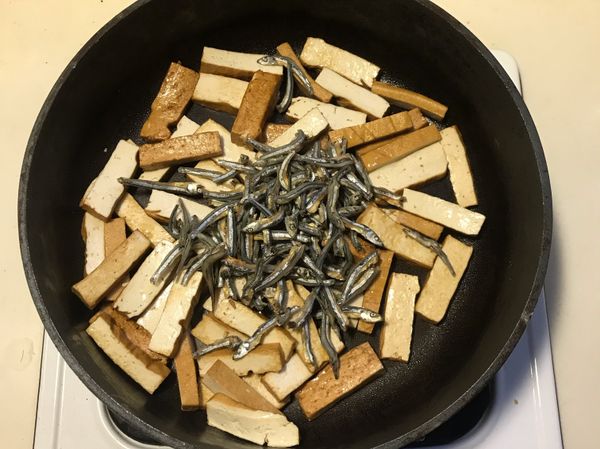 加入小魚乾炒香後加入蒜頭爆香