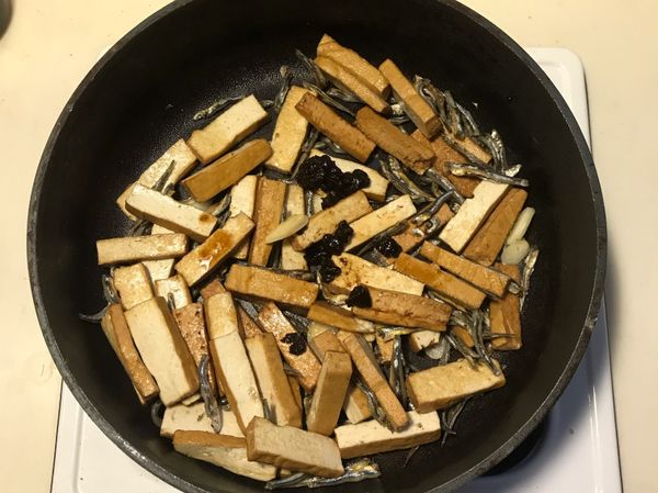 爆香香氣出來後，加入豆豉及醬油拌炒及上色
後，可加入一點點水使豆乾入味