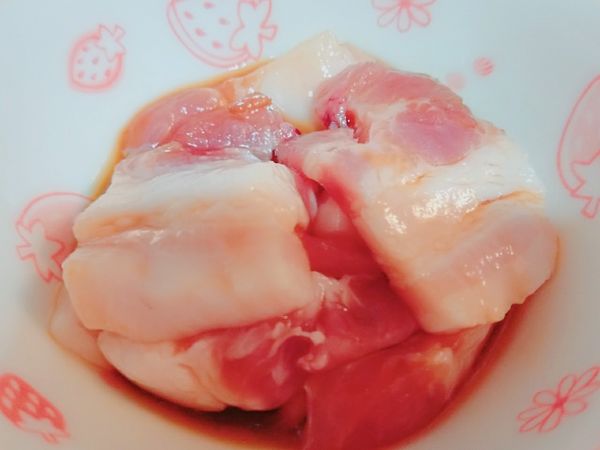 肉塊切成小片，放入碗中，加入味淋、醬油、清酒醃