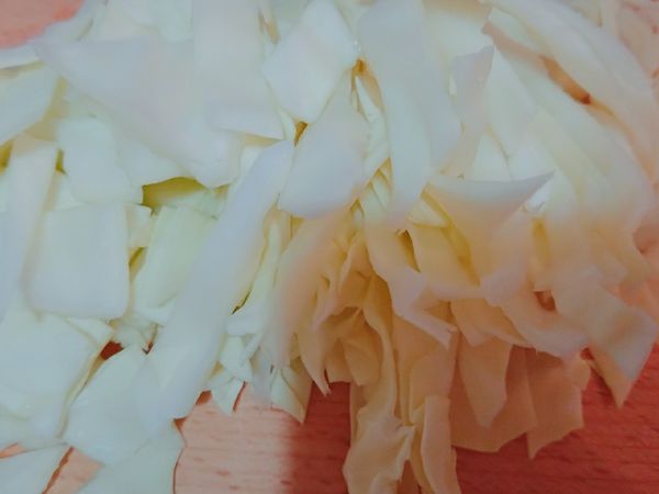 高麗菜切片、番茄切小塊、洋蔥切絲