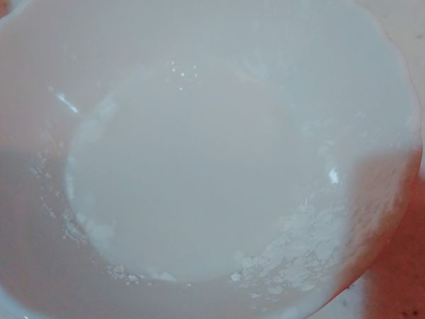 太白粉加水攪拌待用
