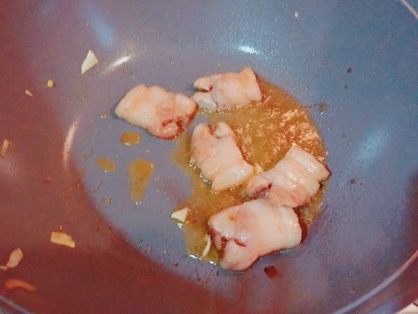 熱鍋後倒下橄欖油，待油熱後加入豬肉片翻炒。