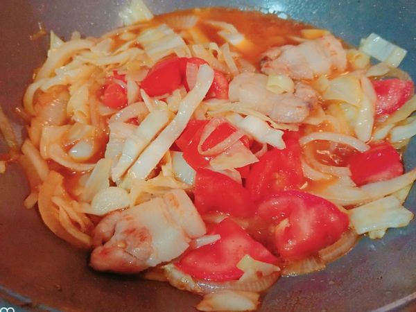 豬肉炒熟後再倒下之前炒過的高麗菜番茄一起炒。之後倒下先前調好的醬料汁。