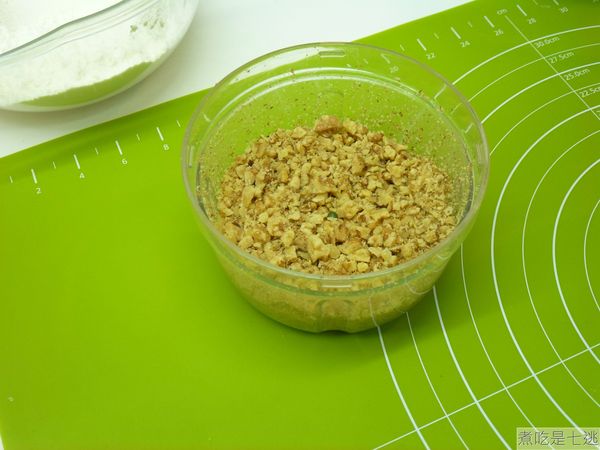 生核桃烤之前先快速沖洗一遍，瀝乾水分用烤溫150度烤15-20分鐘烤熟，切(攪)碎備用。可以一次將買回來的全部烤好，當零嘴吃或是放冷凍庫，要用的時候拿出來不用退冰，直接回烤即可使用。