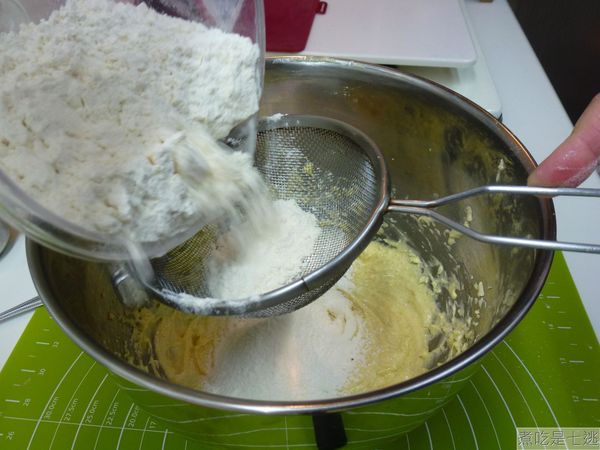 加入粉類(高筋麵粉、小蘇打粉、泡打粉)