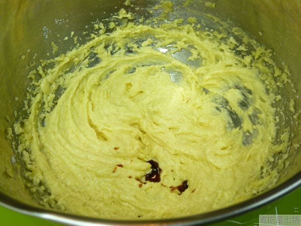 加入香草豆莢醬，攪打均勻