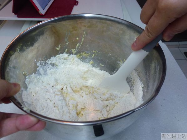 用橡皮刮刀輕拌至無粉狀即可