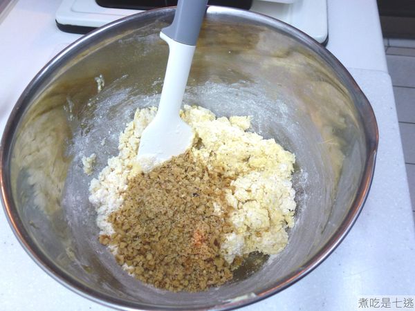 加入切(攪)碎的核桃拌一下就好