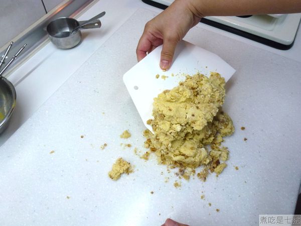 全部倒出來到工作檯上，以切、堆疊、壓的方式混合糰(避免起筋)這樣可以餅乾更酥鬆。