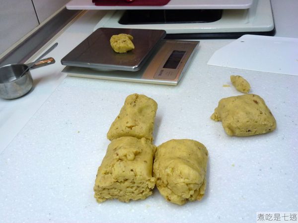 材料均勻混合大約整成圓柱形，分割每個麵糰25克，一共20個